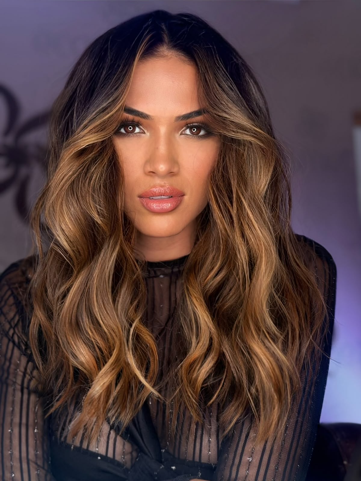 Morena iluminada com mechas em tons quentes
