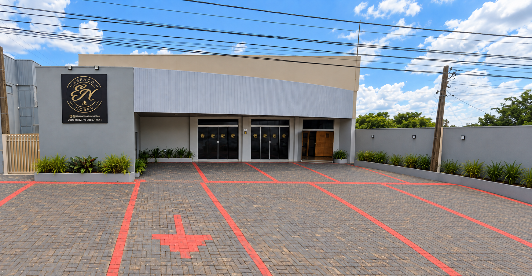 Fachada e estacionamento do Espaço Nobre Eventos